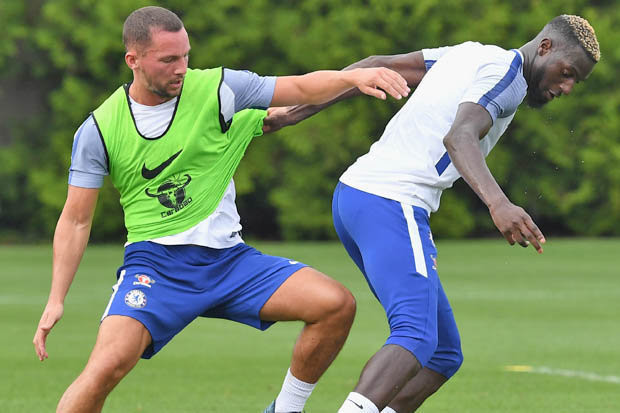 Chelsea nhận tin dữ về tân binh: Chưa ra sân thi đấu phút nào cho Chelsea kể từ ngày gia nhập CLB, tiền vệ Drinkwater vừa nhận thêm tin buồn khi phải xa sân cỏ một tháng nữa vì chấn thương cơ đùi. Trước đó, đội bóng thành London đã phải chi 35 triệu bảng để có được sự phục vụ của chàng tiền vệ trung tâm 27 tuổi. Ảnh: The Sun