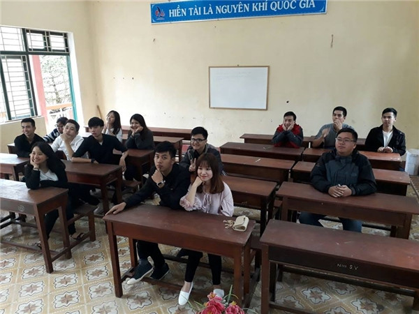 Cuộc họp lớp mà chỉ có vài "mống" về trường khiến dân mạng cảm thấy vô cùng đắng lòng.