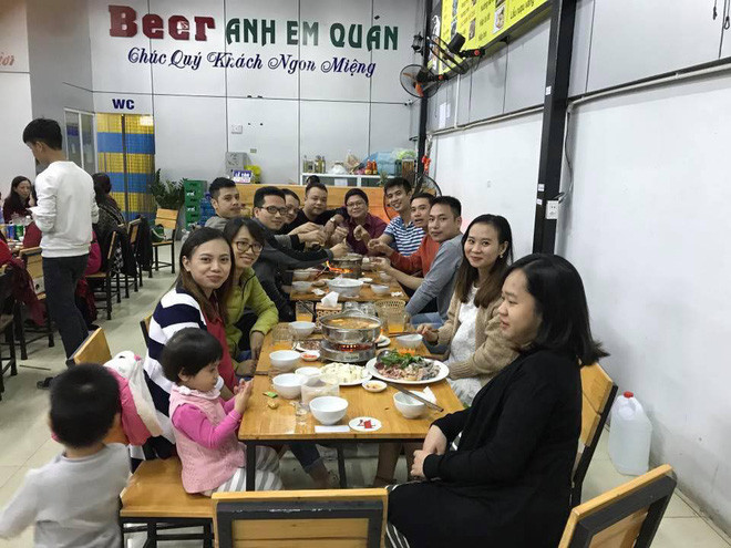 Khi ngày họp lớp mà mỗi ông bố, bà mẹ lại mang theo con cái để cho đông đủ. Ảnh sử dụng trong bài: Sưu tầm Facebook.