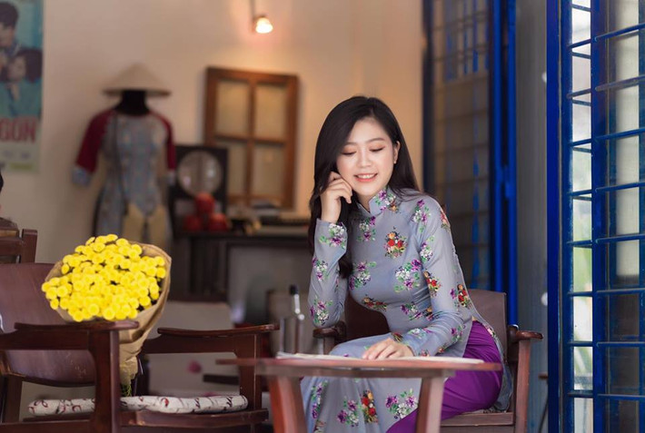 Những chiếc áo dài hoa theo phong cách ngày xưa chính là đạo cụ chủ đạo để các bạn trẻ sống ảo.