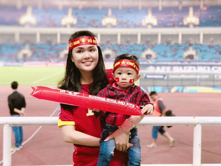 Không chỉ đam mê ở cấp CLB, Quỳnh Anh còn là nữ CĐV thường xuyên góp mặt trên sân Mỹ Đình mỗi khi các cầu thủ ĐTQG thi đấu trong đó có cả anh rể mình.