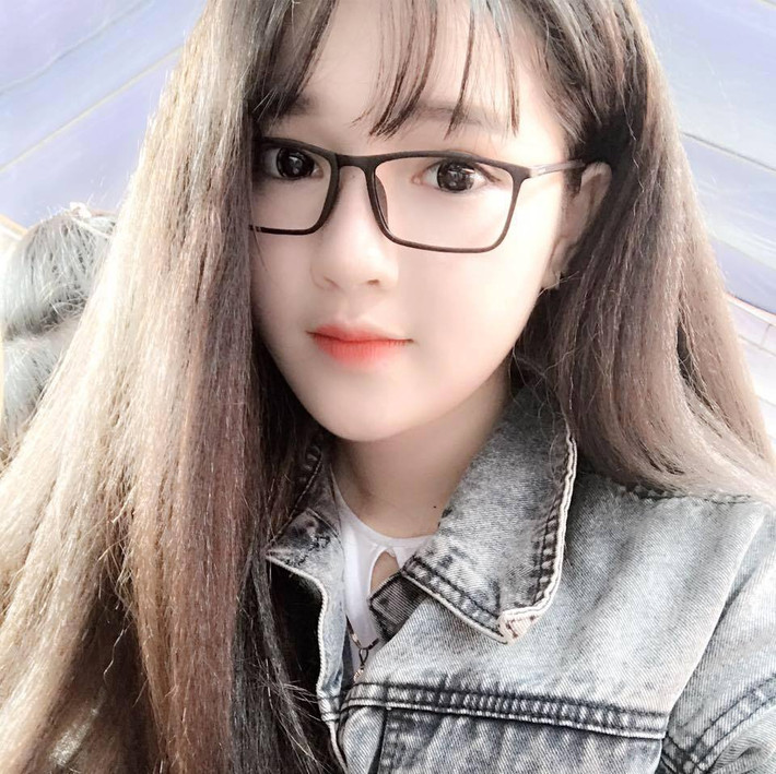 Nàng hot girl Quảng Nam được nhắc tới đó là Võ Hồng Tú Uyên hiện đang là người mẫu ảnh tự do cho một số shop thời trang tại quê nhà.