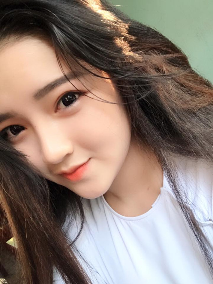 Sở hữu gương mặt trắng trẻo, dễ thương với ngũ quan tinh tế đến từng đường nét, Tú Uyên gây ấn tượng ngay lần đầu gặp mặt. Không chỉ có vậy, chính vẻ dịu dàng này cũng miêu tả thêm cho tính tình nhẹ nhàng và thùy mị của cô nàng hot girl xứ Quảng.