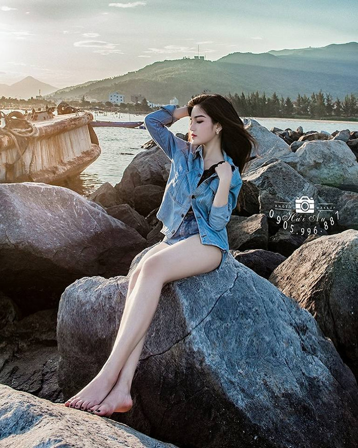 Sau khi những bức ảnh của Tú Uyên được một fanpage trên mạng xã hội chia sẻ, rất nhiều cư dân mạng đã trầm trồ khen những bức ảnh nghệ thuật của cô bạn này và tưởng nhầm cô gái tới từ Quảng Nam này là một hot girl nước ngoài nào đó.