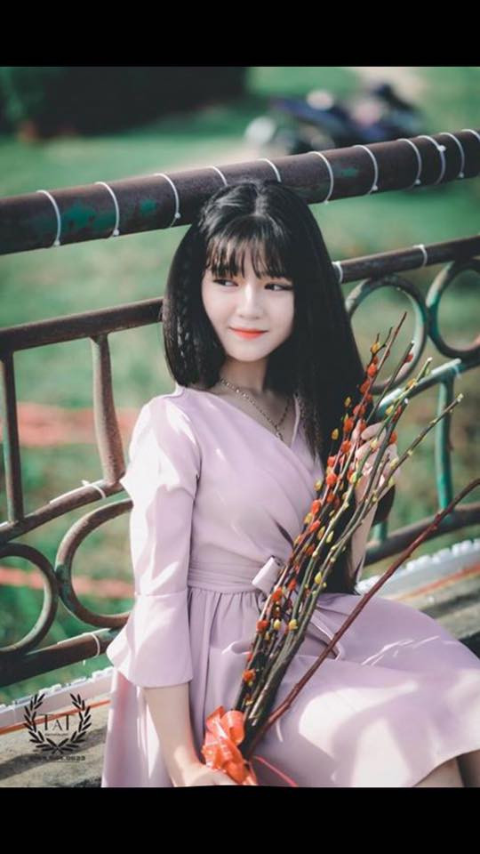 Chính bằng vẻ đẹp dễ thương, bầu bĩnh của mình, Tú Uyên nhanh chóng chinh phục dân mạng và số lượng người theo dõi trang cá nhân của cô bạn này tăng dần theo thời gian.