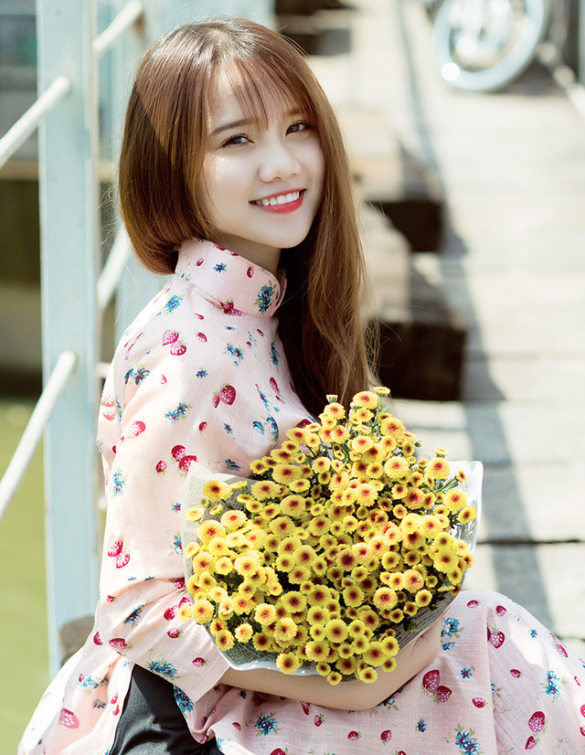 Nguyễn Thị Minh Hoàng sinh năm 1998, là " cô chủ nhỏ" của shop bán hàng online trên mạng được nhiều dân mạng tìm tới bởi những món đồ chăm sóc nhan sắc khá uy tín.