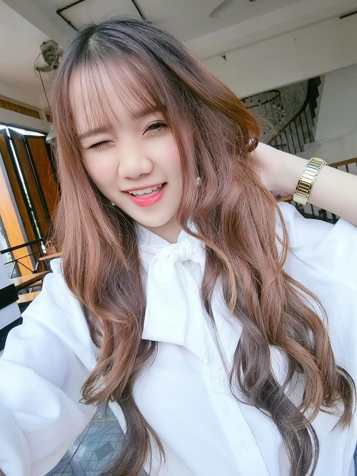 Theo chia sẻ của Minh Hoàng, cô bắt đầu kinh doanh từ 2 năm trước tức là khi còn ngồi trên ghế trường THPT, trải qua rất nhiều khó khăn, bỡ ngỡ trong thương trường, cô chủ nhỏ người Bình Dương này học hỏi được nhiều kinh nghiệm và bài học quý giá để có được thành công như ngày hôm nay.