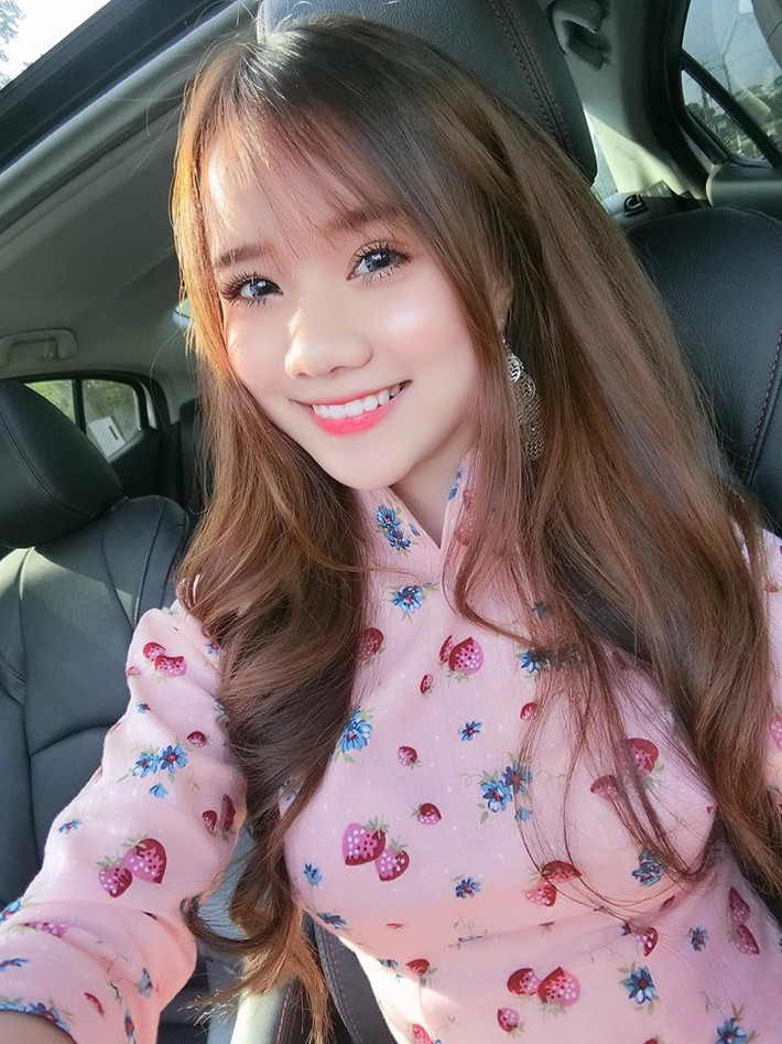 Tài năng kinh doanh là vậy nhưng nhiều người nhớ đến Minh Hoàng, cô chủ nhỏ của shop online trên mạng nhờ vẻ xinh xắn, dễ thương của thiếu nữ thuở đôi mươi.