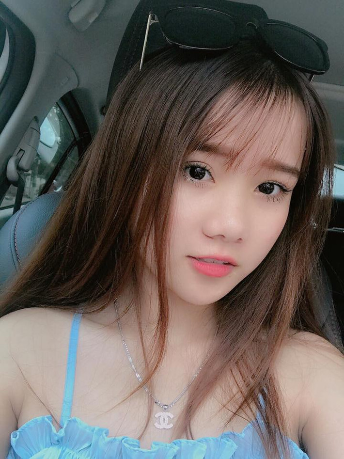 Với nước da trắng sứ mịn màng, sống mũi cao và đôi mắt tròn to, tinh nghịch, Minh Hoàng gây ấn tượng cho những khách hàng của mình nói chung và cư dân mạng nói riêng.