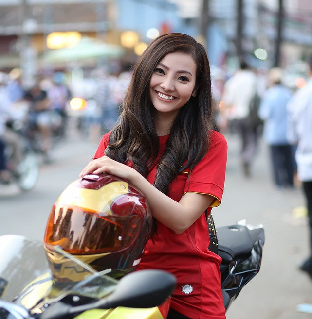 Mới đây, trong trận đấu giao hữu diễn ra trên sân Thống Nhất giữa U23 Việt Nam và U23 Malaysia, rất nhiều CĐV đã phải dừng lại chiêm ngưỡng vẻ đẹp của một nữ biker, mặc trên mình chiếc áo đấu màu đỏ (màu áo truyền thống của ĐT Việt Nam) và "cưỡi" trên chiếc xe phân khối lớn cực ngầu và hòa vào dòng người vào sân để cổ vũ Công Phượng và các đồng đội thi đấu.