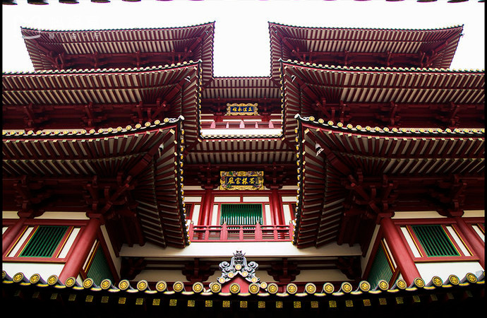 Một ngôi chùa hiên ngang giữa khu trung tâm Chinatown với nội thất lộng lẫy. Trong chùa còn có một thánh vật– tượng Xá lị răng Phật.
