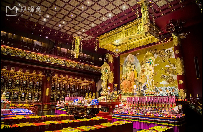 Đại điện tầng 1 thờ Phật Thích ca Mâu ni, bên hành lang thờ Quan âm Bồ tát, tầng 2 là các bức tượng Đại sư, tầng 3 trưng bày các mẫu điêu khắc về Phật, tầng 4 là di tích xá lị Phật, khi vào điện phải bỏ dép ở ngoài.