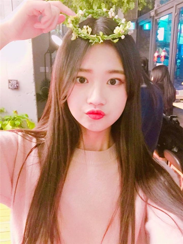 Với vẻ ngoài xinh xắn, cao ráo chẳng kém cạnh các hot girl với các động tác trượt dẻo dai và đẹp mắt, các video clip trượt ván trên trang cá nhân của cô thu hút hàng trăm ngàn lượt xem.