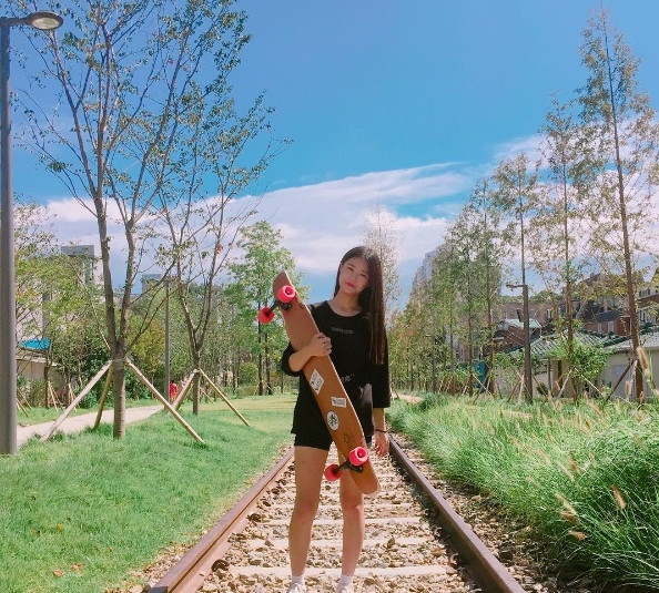 Đôi chân dài miên man cùng vẻ nữ tính Choi Jin là điểm nhấn đặc biệt trong bộ môn trượt ván.