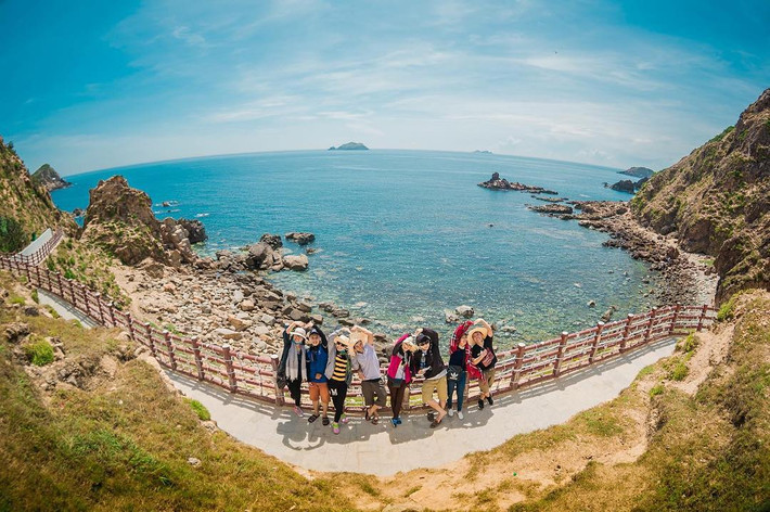 Sát đó là bãi “Đá đẻ” với những viên đá như những quả trứng, đủ các kích thước và màu sắc, tạo nên 1 bức tranh thiên nhiên vô cùng tươi đẹp hút du khách khi đến du lịch Quy Nhơn.