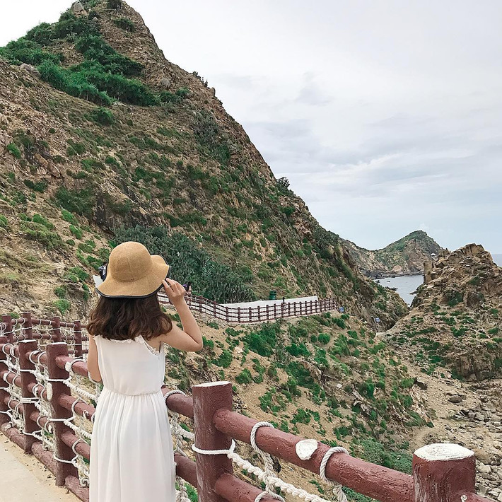 Con đường ven biển tuyệt đẹp này là vùng đất Eo Gió, đoạn eo biển ở Nhơn Lý - thành phố Quy Nhơn.