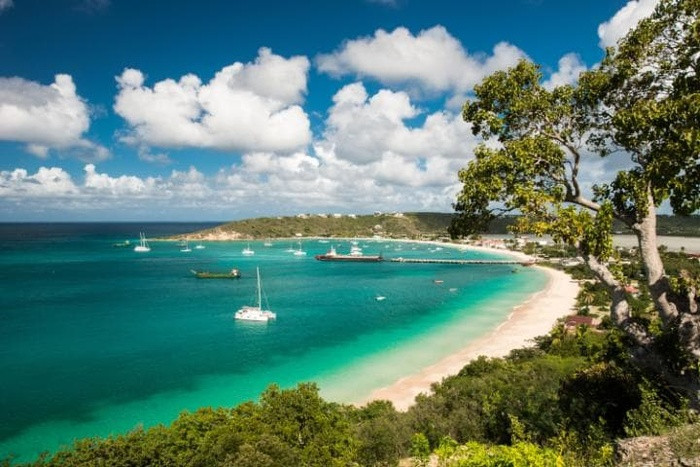 Anguilla – châu Mỹ (73.000): Đây là một trong những hòn đảo bình dị nhất Caribbean, rất khó để tới được đây bởi không có chuyến bay thẳng nào từ Anh cả, điều đó đã hạn chế lượng du khách ghé thăm hòn đảo xinh đẹp này.