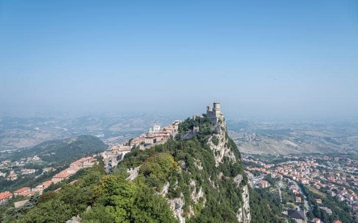 San Marino, châu Âu (54.000): Chỉ có 54.000 lượt khách tới đây trong năm 2015, trong khi năm 2014 con số này là 75.000. Nơi đây thu hút bởi trung tâm lịch sử có từ thế kỷ XIII với những tòa tháp, tường, cổng và pháo đài, cũng như những nhà thờ và quảng trường tân cổ điển thế kỷ XIX. Nơi đây được UNESCO công nhận là di sản thế giới vào năm 2008.