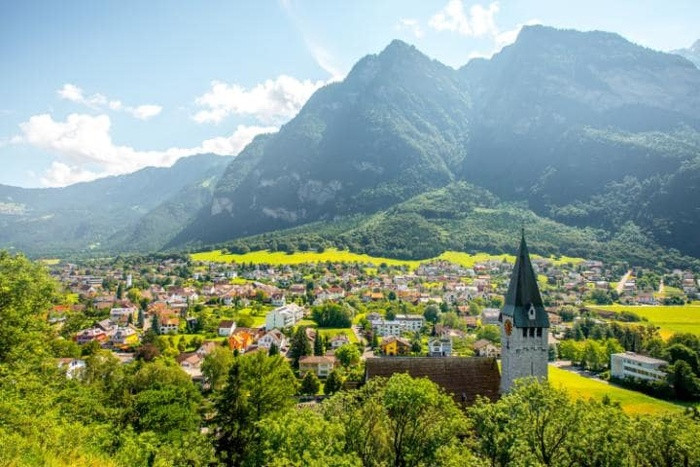 Liechtenstein – Châu Âu (57.000): Theo số liệu gần đây nhất được công bố, quốc gia này chỉ đón 57.000 lượt khách trong năm 2015, giảm 7.5% so với năm 2014. Đây là một quốc gia nói tiếng Đức, nằm giữa Áo và Thụy Sỹ, nơi đây nổi bật với những dãy núi hùng vĩ, thích hợp để đi bộ đường dài, xe đạp đổ đèo cùng các hoạt động thể thao vào mùa đông.