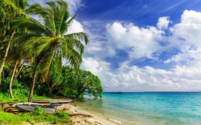 Kiribati – châu Đại Dương (5.000): Quốc gia này bao gồm 33 đảo san hô nằm trải dài theo đường xích đạo. Thế chiến thứ hai đã tàn phá bờ biển dọc thủ đô Nam Tarawa, nhưng ngày nay nơi đây đã mở ra cơ hội cho ngành du lịch với các dịch vụ như câu cá, lặn và cho thuê đảo tư nhân.