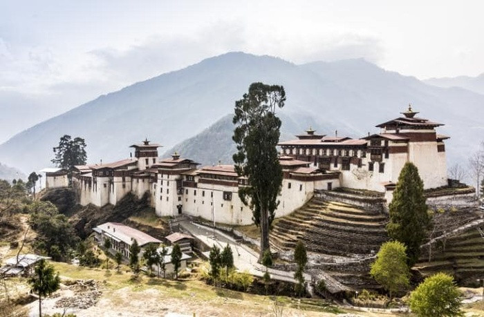 Bhutan – châu Á (155.000): Bhutan đón 155.000 lượt khách tới thăm trong năm 2015, cao gấp hơn 10 lần con số 14.000 vào năm 2012. Theo tổ chức Hạnh phúc quốc tế, hơn 90% dân số nơi đây cho biết họ rất hài lòng về cuộc sống. Trang Telegraph đã miêu tả thung lũng Punaka và Paro như ngôi nhà của những ngọn đồi xanh mướt, những dòng sông trong suốt như pha lê và những ngọn núi cao vút. Lý do nơi này ít khách du lịch ghé thăm có thể bởi rất khó để tới được đây, chỉ một số ít phi công dày dặn kinh nghiệm mới có thể hạ cánh xuống vùng đồi núi này, cơ sở hạ tầng kém phát triển đã hạn chế tiềm năng du lịch của Bhutan.