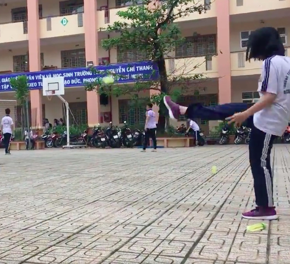Cuối cùng, bằng sự may mắn, cô bạn đã vượt qua phần thi môn thể dục trong sự hân hoan, sung sướng của cả lớp.