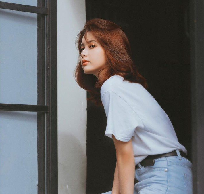 Từng đường nét trên khuôn mặt của Anh Thư khiến người ngắm phải mê mẩn. Không ít người đã phải thường nhận thường xuyên ra vào trang cá nhân của hot girl ĐH Hoa Sen này chỉ để được ngắm cô mỗi ngày.