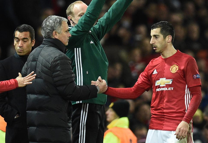 Mourinho không hài lòng và chỉ trích Mkhitaryan đã không tuân thủ theo ý đồ của HLV trưởng. Kể từ đó đến nay, Mkhiatryan bị "người đặc biệt" gạt ra khỏi danh sách đăng ký thi đấu.