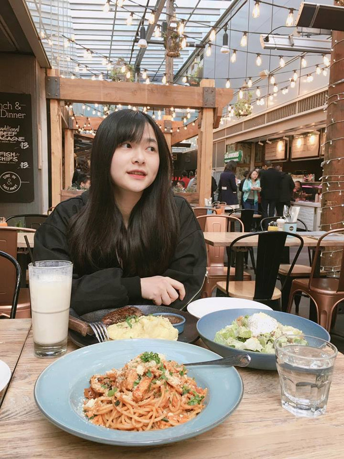 Tú Anh hiện là du học sinh tại Sydney, Australia, cô bạn xinh xắn này đang theo học chuyên ngành Kinh doanh (Quản lý sự kiện) tại Học viện William Blue trực thuộc Đại học Torrens University Australia.