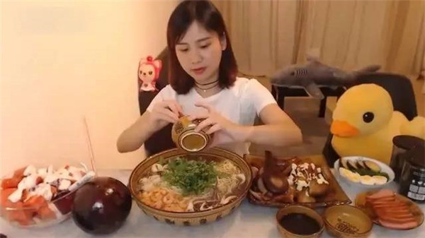 Cũng theo thông tin mà các dân mạng Trung Quốc có được, Mật Tử Quân là một hiện tượng mới mẻ trên các diễn đàn khắp Trung Quốc với khả năng ăn uống mà người thường khó có thể theo kịp.