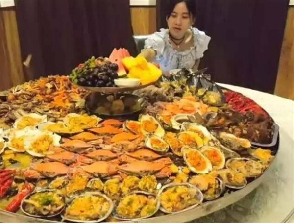 Trước đó ngày 22/4, trên trang cá nhân của mình, Mật Tử Quân cho đăng tải clip ăn liên tục 40 cái bánh nhân hoa khiến dân mạng lắc đầu ngao ngán.