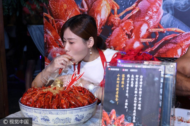Tiếp đó, cô lại trở thành tâm điểm của dư luận khi ăn hết 10 bát mì gà cay trong vòng 16 phút 20 giây kết hợp với 1 lít sữa nóng. Đáng sợ hơn khi Mật Tử Quân xử lý nhanh gọn 25 cái bánh bao nhân thịt chỉ với 4 phút ngắn ngủi, "giải tán" 120 đĩa sushi trong nháy mắt