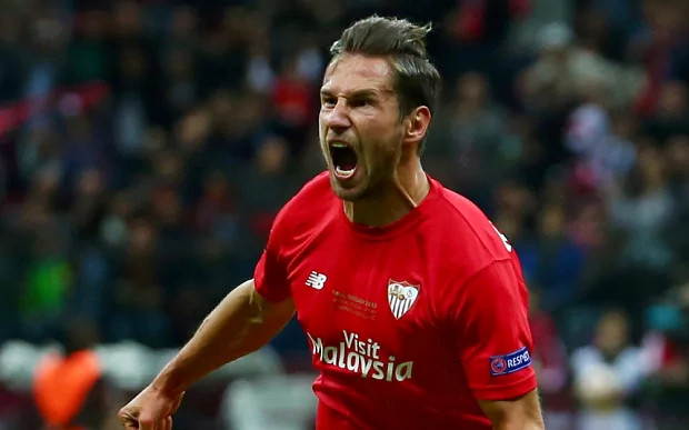 Grzegorz Krychowiak sang Leicester: Theo nguồn tin từ báo giới Anh, Leicester City đã dọn đường đón Grzegorz Krychowiak để thay thế Danny Drinkwater, người có thể chuyển sang khoác áo Chelsea. Ảnh: Daily Star