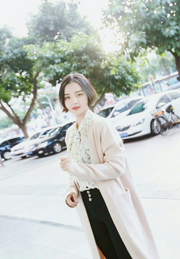 Nụ cười tràn ngập sức hút của Đóa Nhi cũng mang đến cho người đối diện nhiều niềm vui và chính điều đó mang đến sự chú ý đặc biệt của cô nàng này.