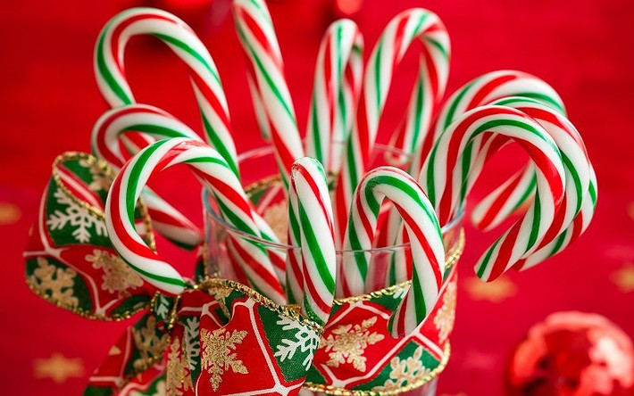 Một cốc kẹo cây gậy Noel chuẩn phong cách châu Âu khiến các bạn trẻ cực mê mẩn. Ảnh trong bài: Sưu tầm Facebook.