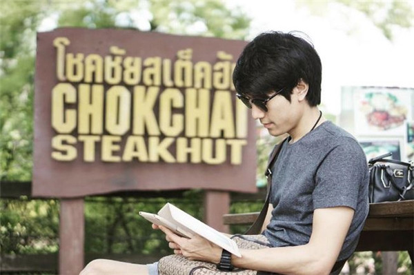 Ngắm trai đẹp chụp "góc nghiêng thần thánh" Jameps, nhiều người đã đưa ra nhận xét rằng anh chàng hot boy xứ Chùa Vàng này chắc hẳn sẽ sở hữu nhan sắc cực đẹp và chẳng thua kém tài tử điện ảnh.