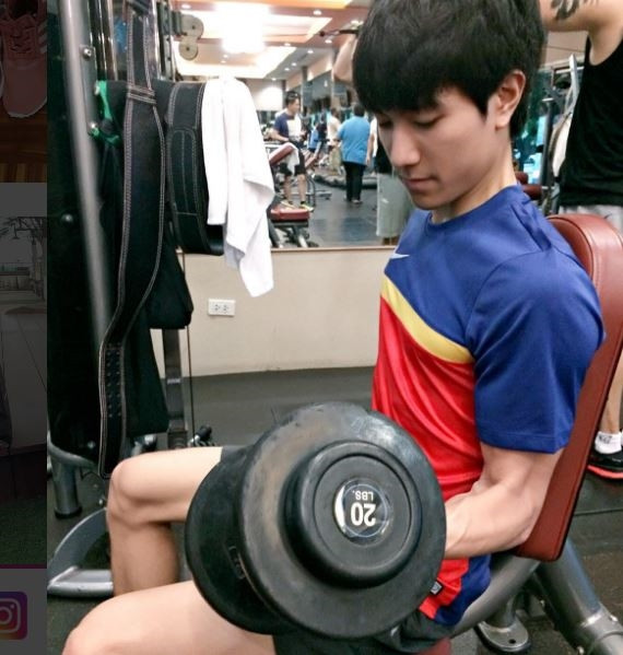 Tuy nhiên, các fan của anh chàng Jameps đã có một phen bất ngờ, ngã ngửa khi anh chàng này đăng tải những bức hình chụp thẳng mặt và nhan sắc hoàn toàn khác hẳn.