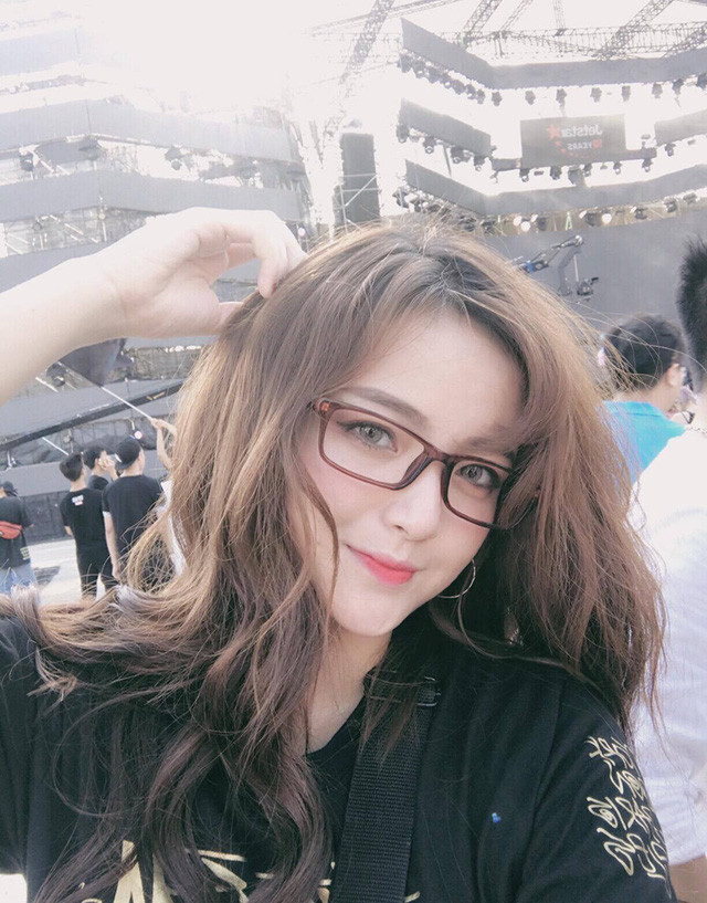 Chỉ từ một bức ảnh và không có thêm chút thông tin gì nhưng điều đó không thể làm khó dân mạng và chỉ sau vài tiếng đồng hồ, mọi thông tin về cô gái xinh đẹp mê EDM đã được đăng tải công khai.