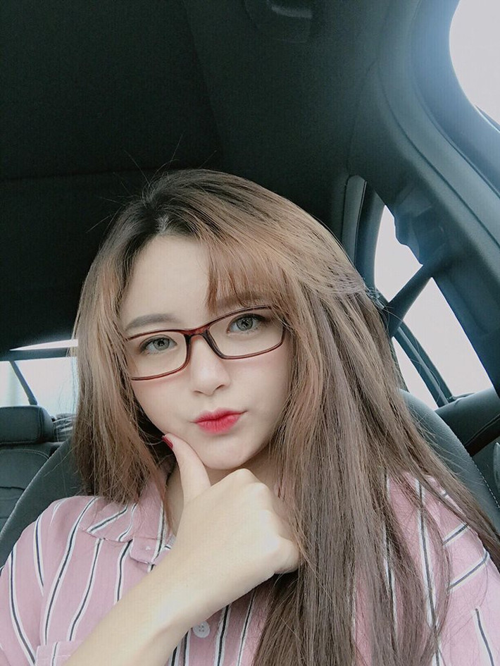 Theo chia sẻ của Mỹ Linh, bức ảnh giúp cô bạn này nổi tiếng trong cộng đồng mạng được chụp tại lễ hội âm nhạc Revolution tổ chức ngày Chủ nhật 17/9 vừa qua. Đây là sự kiện có sự tham gia của các DJ hàng đầu thế giới như Nicky Romeo, MAKJ, Alan Walker.