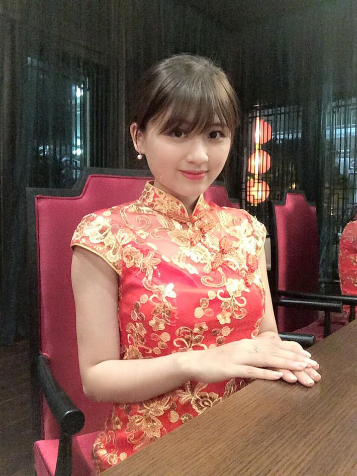 Trên trang cá nhân của mình, Huyền Trang rất chăm chỉ đăng tải những bức ảnh xinh đẹp của mình và được các dân mạng đón nhận một cách nhiệt tình và kèm theo đó là những lời khen ngợi không ngớt.