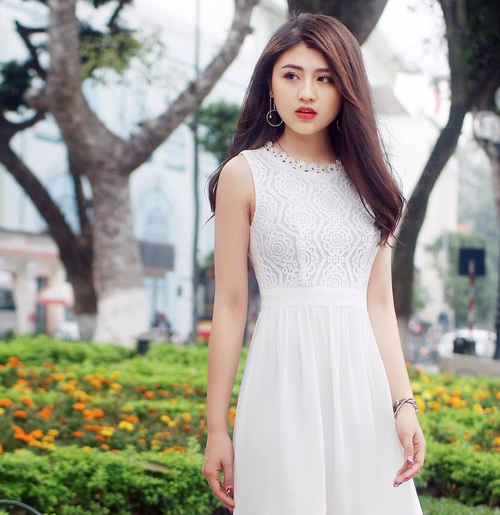 Dù được đào tạo trong ngành kinh tế nhưng với nhan sắc đẹp "nghiêng nước, nghiêng thành" của mình, Huyền Trang đã mạnh dạn dấn thân vào con đường nghệ thuật với vai trò người mẫu của công ty đào tạo và quản lý người mẫu VnModel.