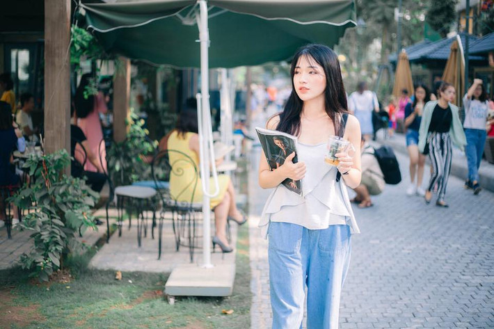 Chính bởi vậy, bộ ảnh của Tiêu Ngọc nhận được không ít lời khen từ dân mạng như "Cô xinh thế"; "Cô xinh thật"; "Sướng thế"; "Cô xinh như hotgirl ý".