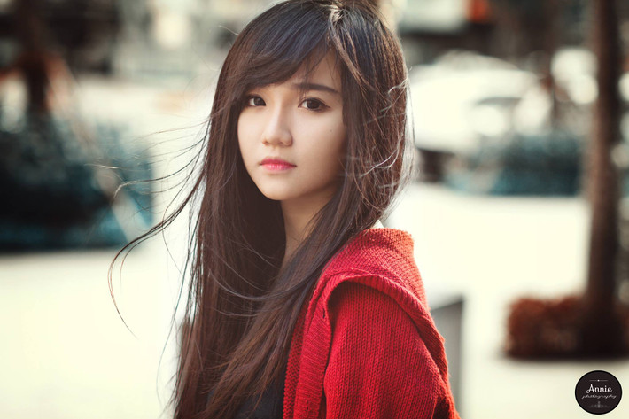 Ngay sau khi bức ảnh của cô gái Việt xinh đẹp ngồi rửa bát được dân mạng mạnh tay chia sẻ, rất nhiều người đã bước vào cuộc tìm kiếm danh tính của chủ nhân tấm ảnh. Kết quả nhanh chóng được tìm ra đó là thành viên có nickname Yon Dolly.