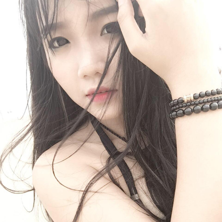 Cùng ngắm hot girl Việt nổi tiếng nhờ bức ảnh rửa bát vô cùng bình thường thời gian vừa qua. Ảnh trong bài: Facebook nhân vật.
