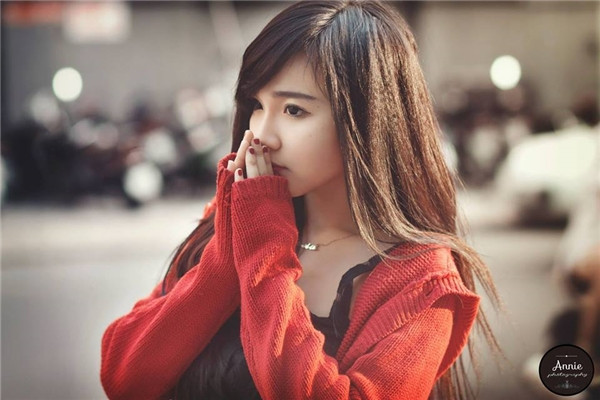 Được biết, gia đình Yon Dolly có cửa hàng bán bún và ngay từ năm 14 tuổi, cô nàng đã ý thức được việc đỡ đần ba mẹ trong công việc nhà. Mặc dù, bây giờ đã là sinh viên Đại học, nhưng Yon Dolly vẫn luôn dành thời gian để giúp cửa hàng ăn của gia đình.