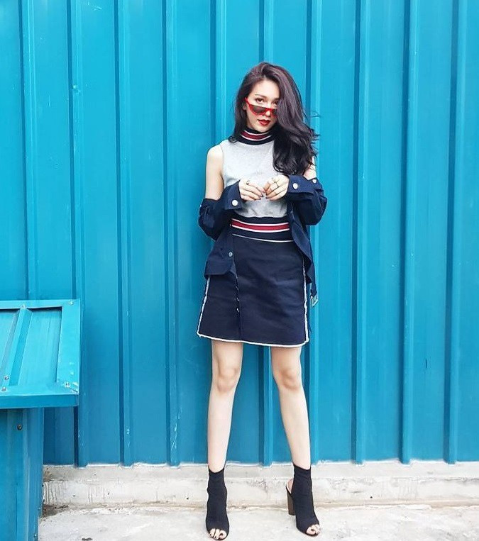 June Teeratee là cô gái cao nhất trong nhóm bạn hot girl Thái Lan. Với đôi chân dài miên man và gương mặt Tây, cô bạn này hiện là một người mẫu chuyên nghiệp và thường xuyên góp mặt tại các show thời trang đình đám của xứ Chùa Vàng.