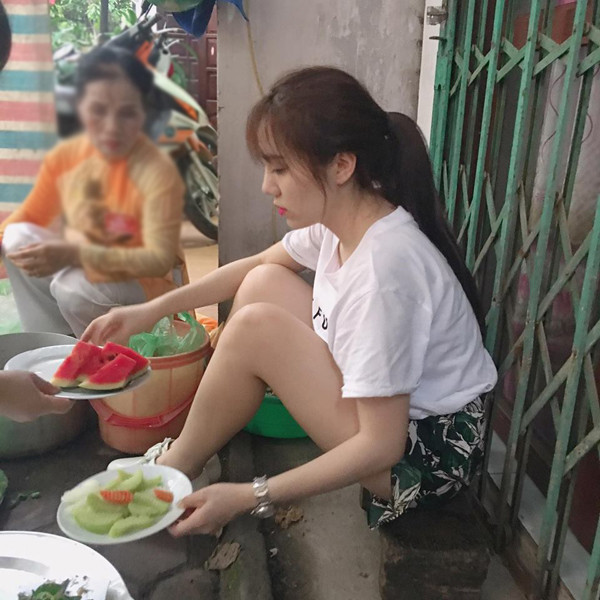 Hot girl ĐH Văn hóa - Nghệ thuật Quân đội - Trương Bạch Diệp là cái tên không còn xa lạ gì với cư dân mạng với những bức ảnh đẹp cùng chất giọng vô cùng nội lực. Mới đây, cô bạn 9X này lại vừa gây bão trên mạng xã hội với hình ảnh ngồi đơm cỗ thôi cũng xinh khiến vạn người mê mệt. Ảnh trong bài: Facebook nhân vật.