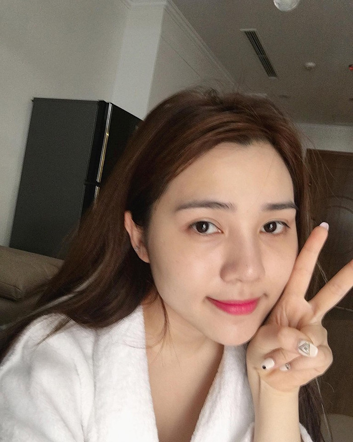 Sở hữu gương mặt sáng cùng giọng hát ngọt ngào, trầm ấm Bạch Diệp dễ dàng trở thành hot girl nổi bật tại trường cũng như dân mạng thời gian qua.