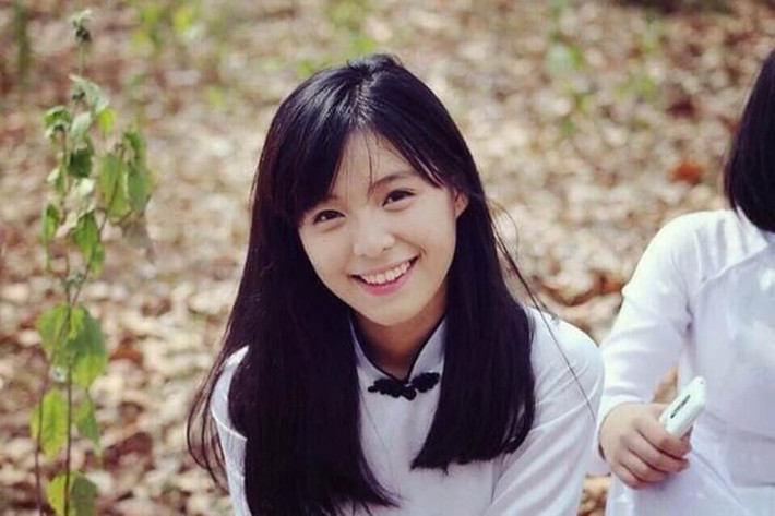 Cũng giống như 3 cô nàng ở trên, Phương Uyên, là hot girl tuổi teen mới nổi cực "đắt show" chụp lookbook cho những thương hiệu thời trang ở Việt Nam. Cô bạn sở hữu chiều cao 1m70, gương mặt cực xinh đẹp với nụ cười rất sáng. Điều khiến cô bạn này trở nên đặc biệt là cô bạn rất tự tin với gương mặt mộc của mình.