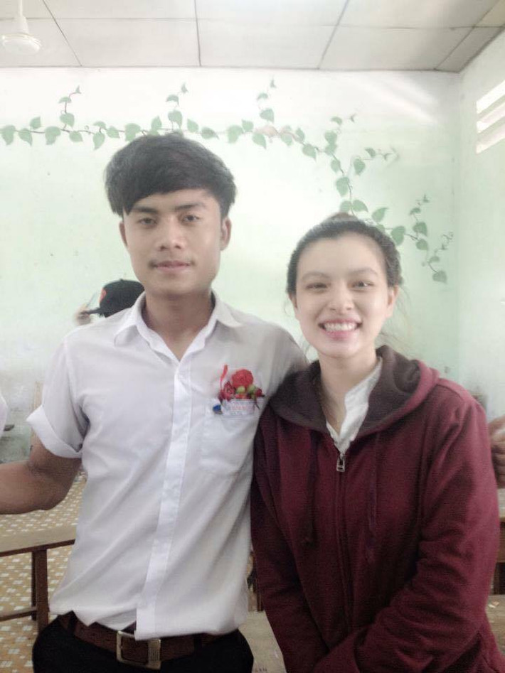 Diện mạo của Hảo ngày ấy - bây giờ không quá khác nhau, đặc biệt ở điểm nụ cười và đôi môi đã có chút thay đổi.